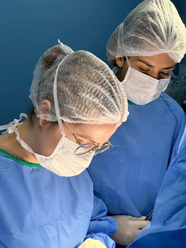 Dra. Bianca realizando procedimento cirúrgico